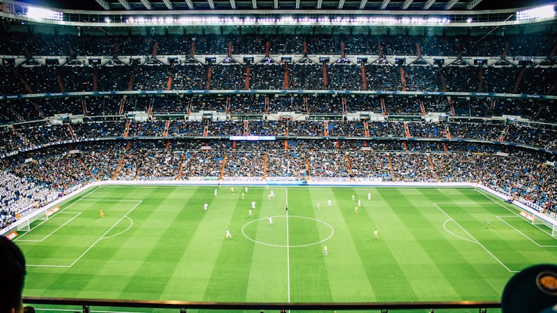 欧冠联赛皇家马德里主场伯纳乌球场夜景，灯光璀璨，座无虚席